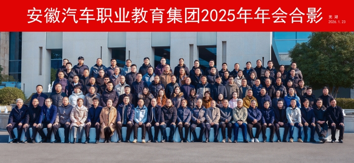 合影_副本.jpg 合影_副本.jpg